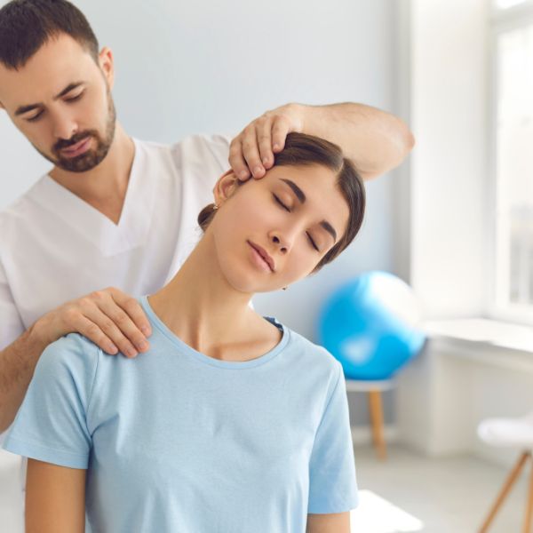 Un fisioterapeuta ayudando a un paciente
