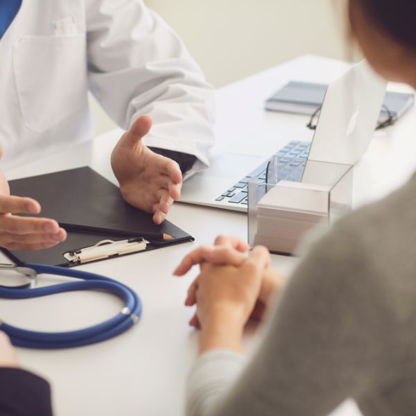 Médico hablando con una mujer