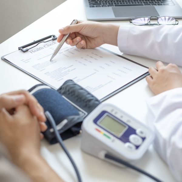 Médico repasando los resultados de las pruebas con un paciente