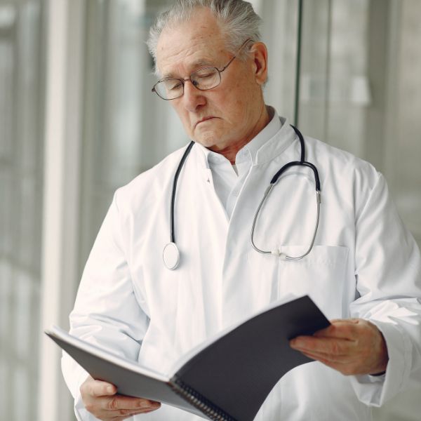 Médico viendo documentos