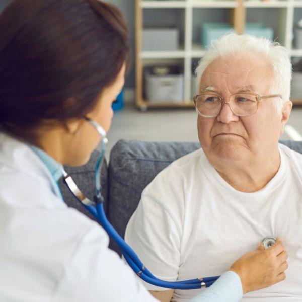 Médico midiendo los latidos del corazón de un paciente
