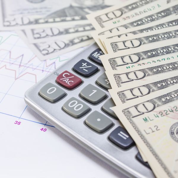 Calculadora junto a dinero en efectivo