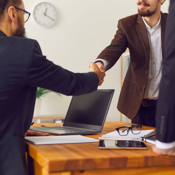 Dos hombres dándose la mano