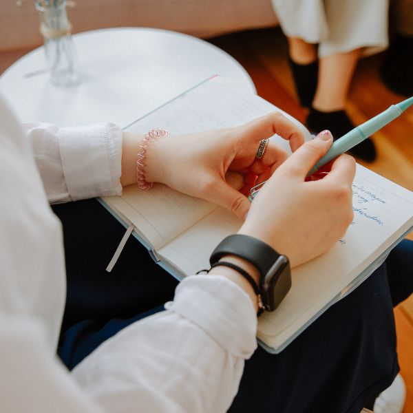 Un terapeuta escribiendo algo