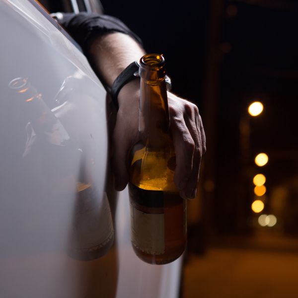 Una persona conduciendo bajo los efectos del alcohol