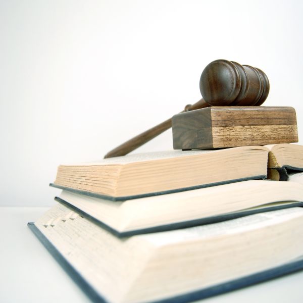 Una pila de libros de derecho
