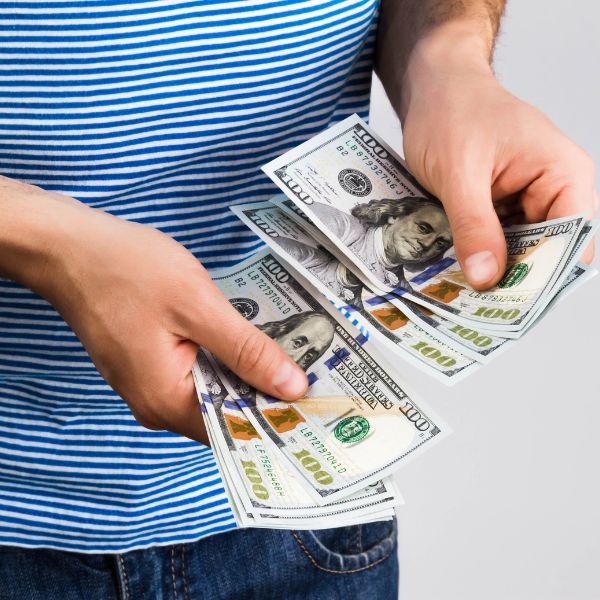 Una persona contando su dinero