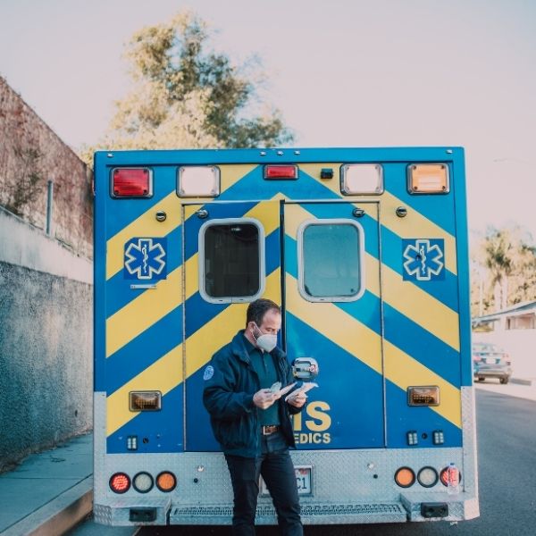 un técnico de emergencias médicas