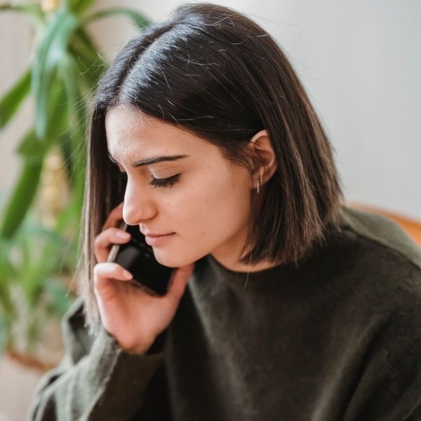 mujer hablando por teléfono