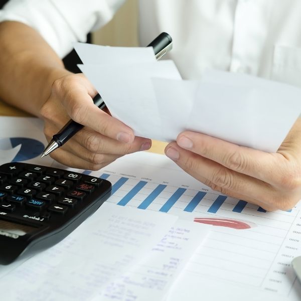 persona revisando sus finanzas