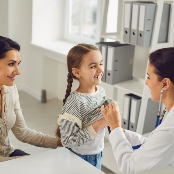 Un niño en el médico