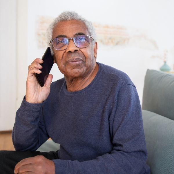 anciano hablando por teléfono