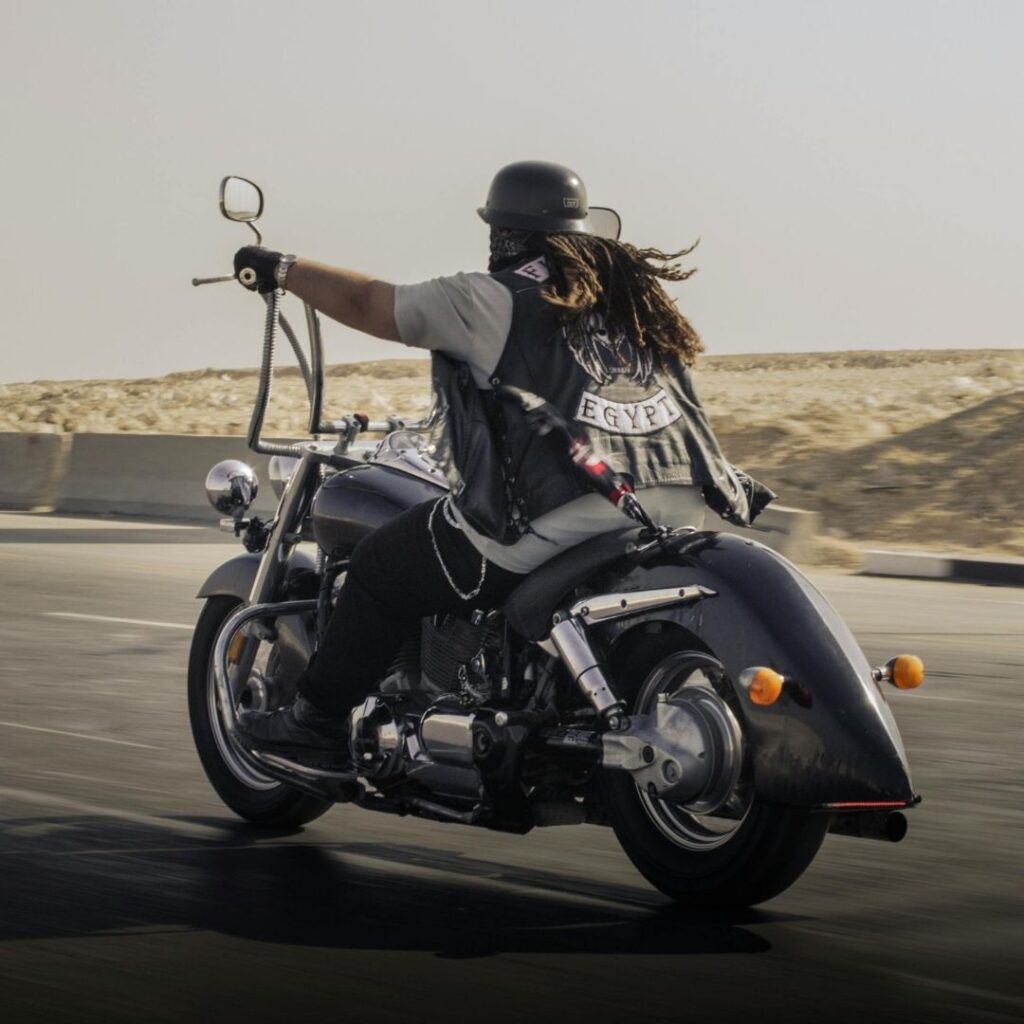 Un hombre montando en moto.
