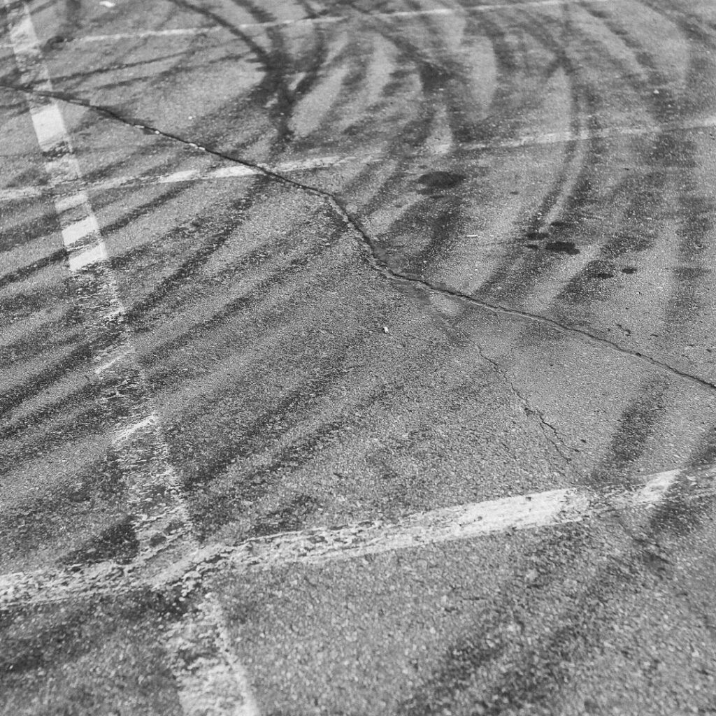 Marcas de neumáticos en una carretera.