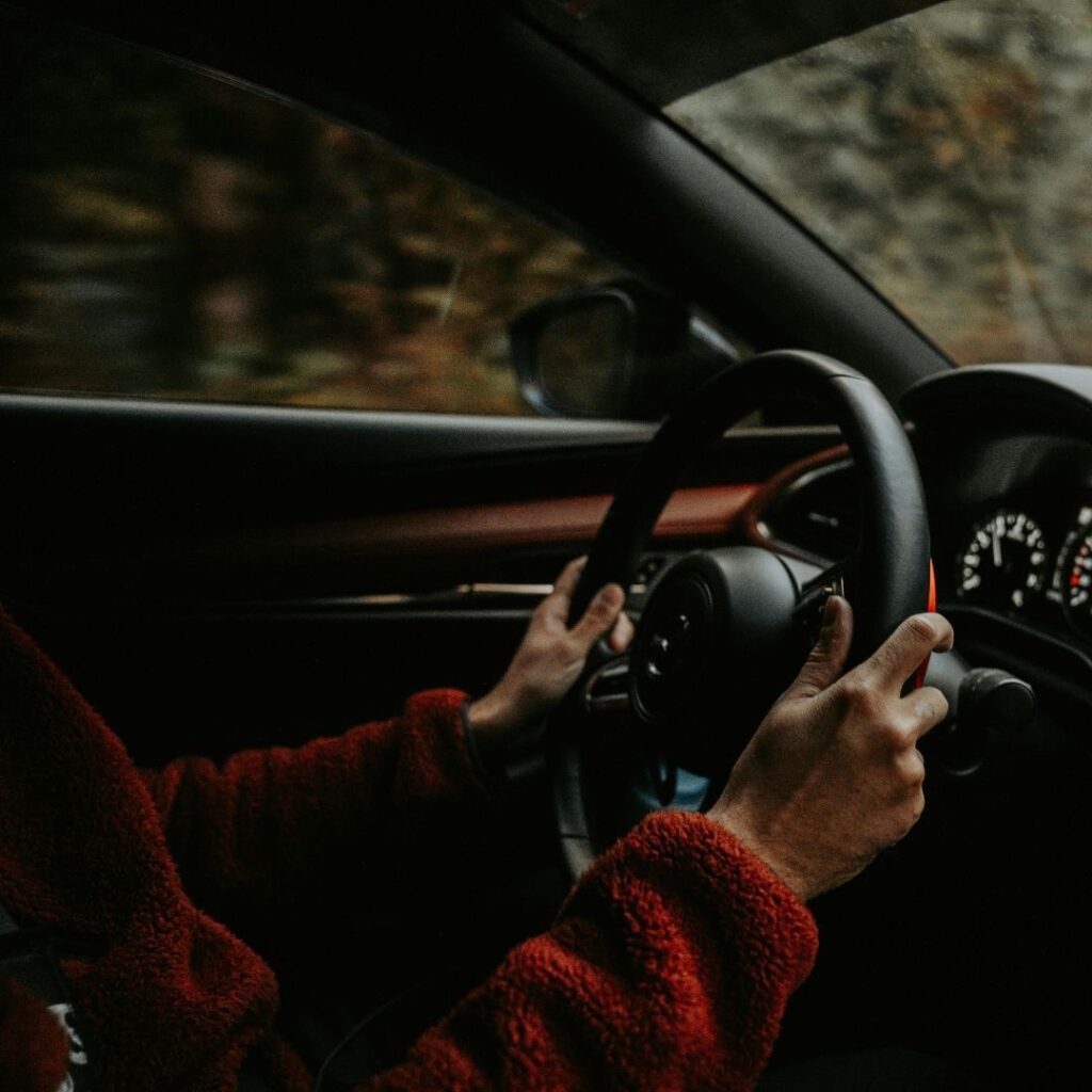 Una persona conduciendo por la carretera.