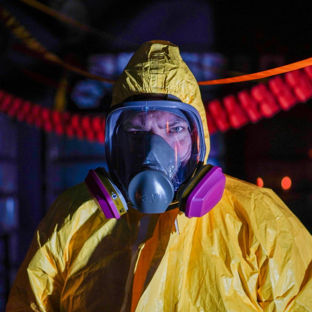 Hombre con traje de protección contra materiales peligrosos