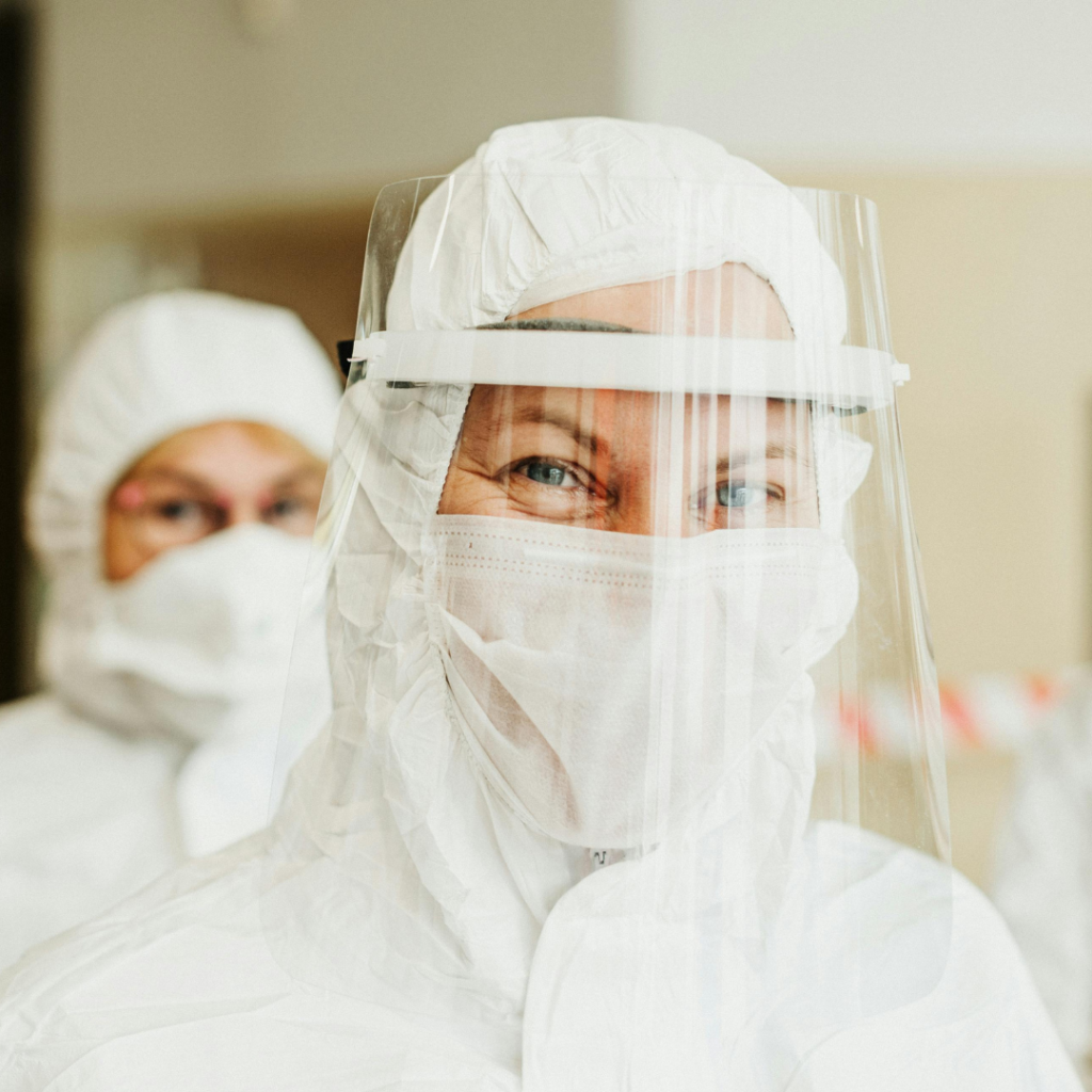 Personas con trajes de protección contra materiales peligrosos