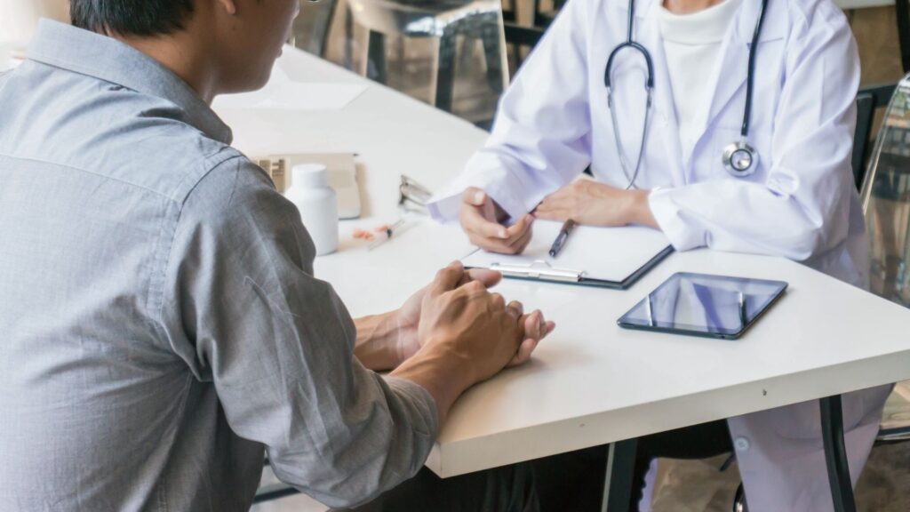 Un hombre hablando con un médico