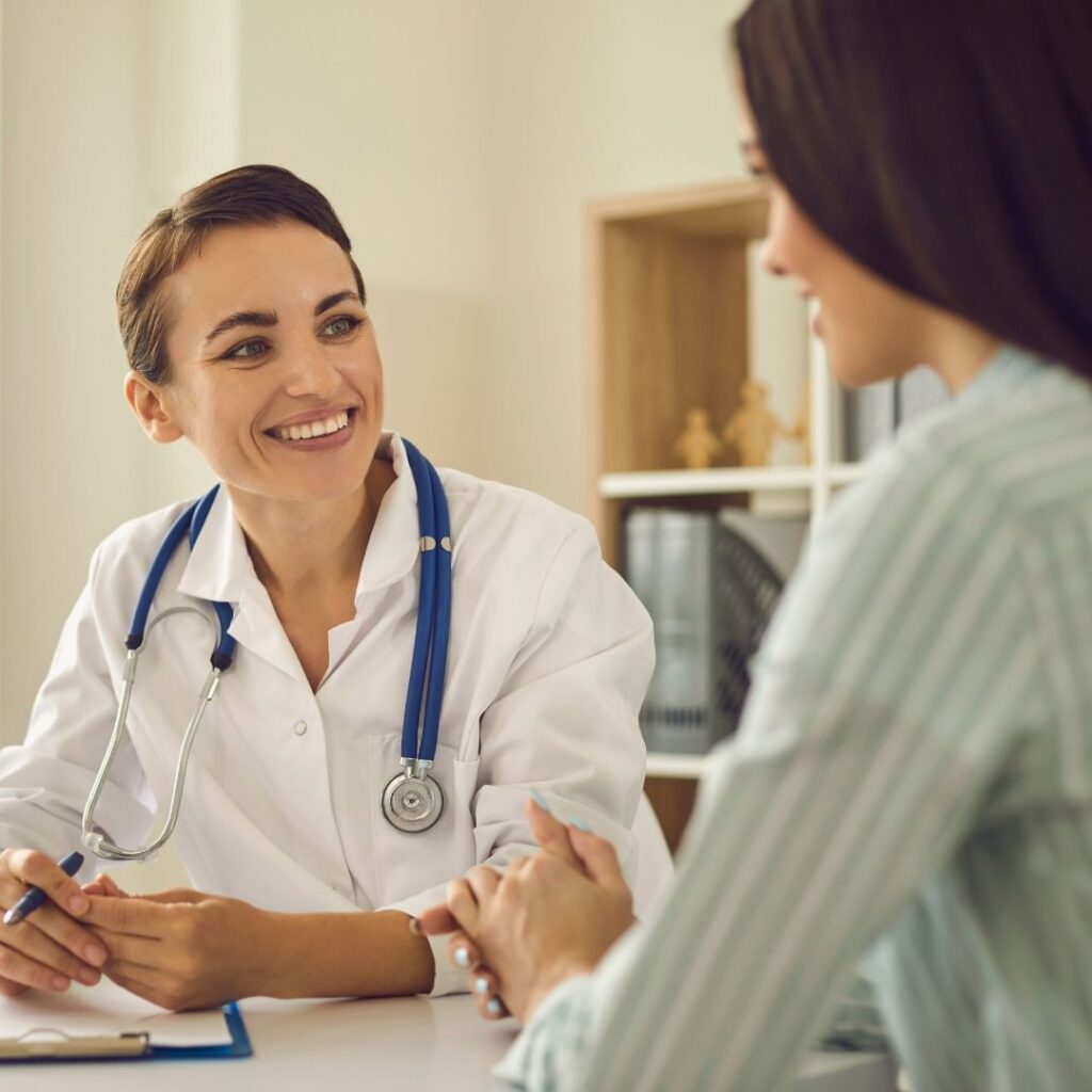 Una mujer hablando con su médico