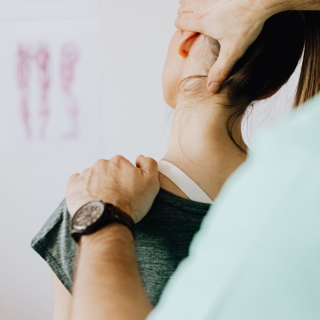 Una mujer a la que le examinan el cuello