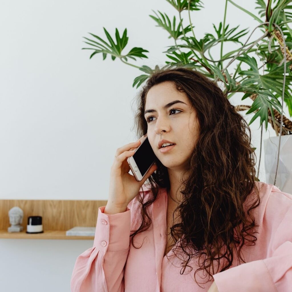 Una mujer hablando por teléfono