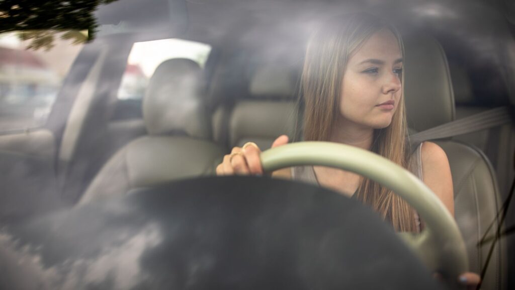 Una mujer conduciendo