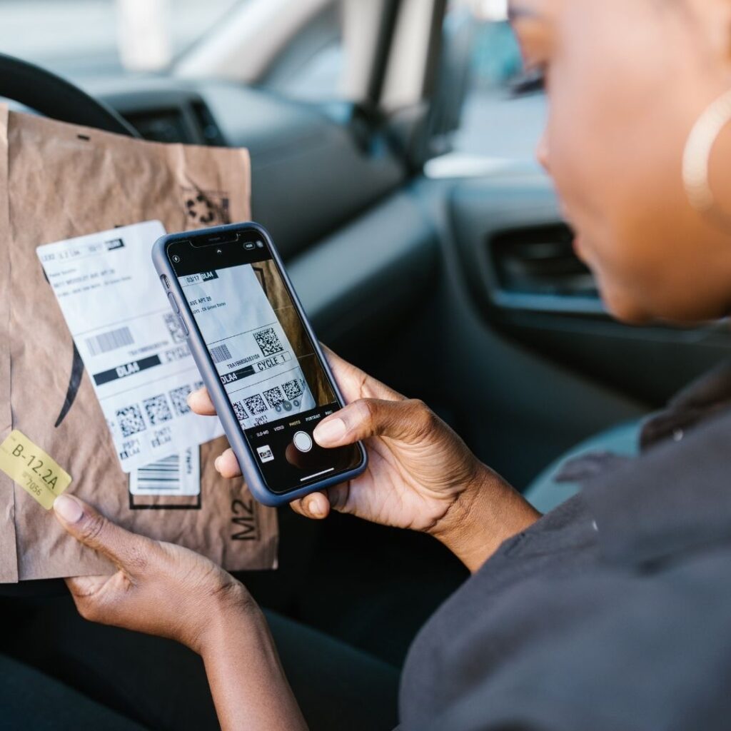delivery driver scanning in package